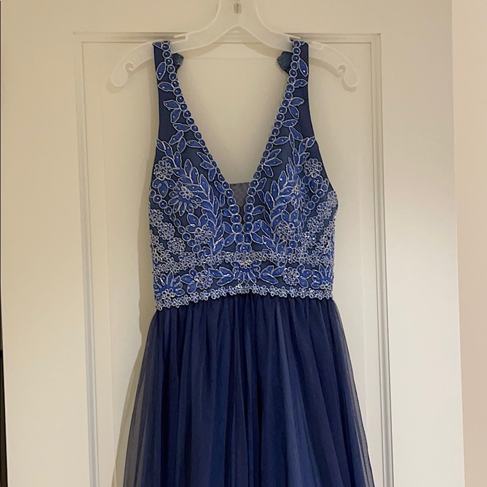 Detailed blue prom dress